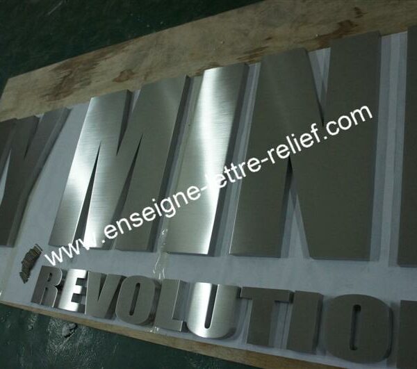  enseigne lettre relief en inox brossé 136