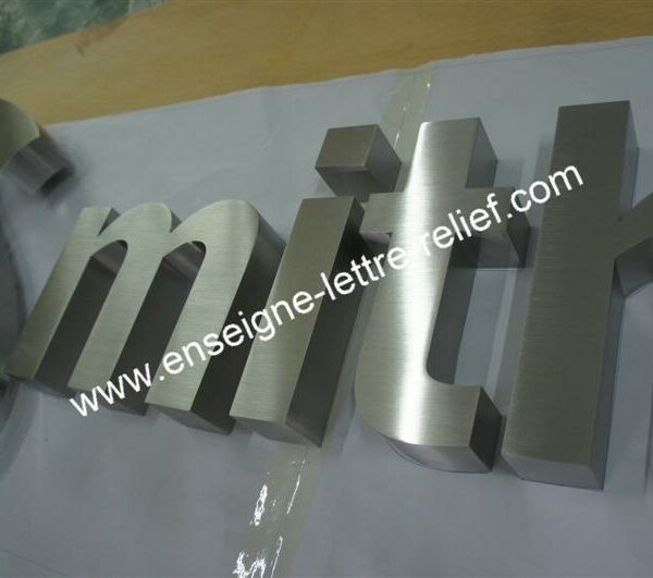  lettre relief en inox brossé 139