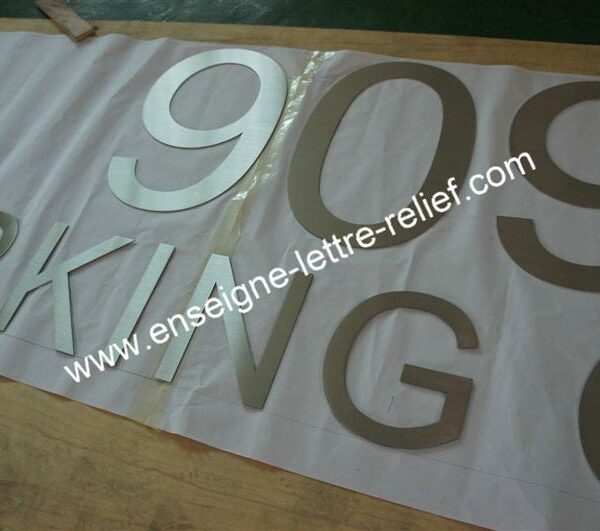  lettrage relief en inox brossé 140