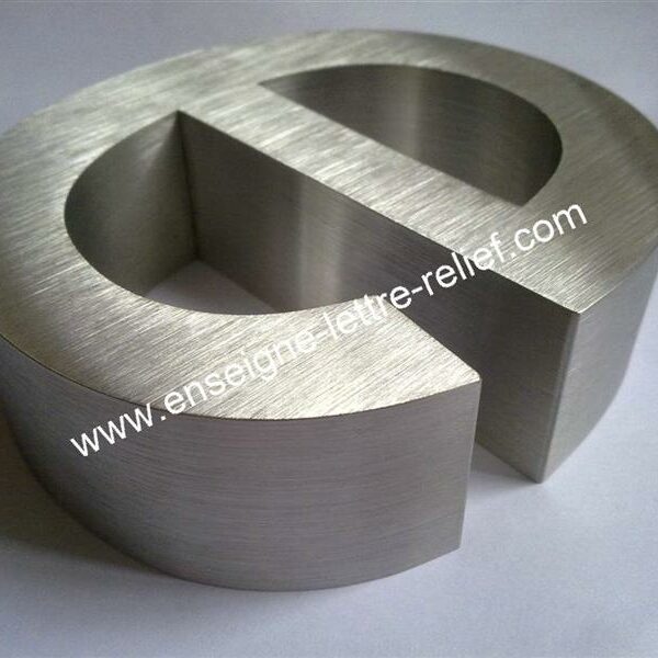  lettrage relief en inox 145